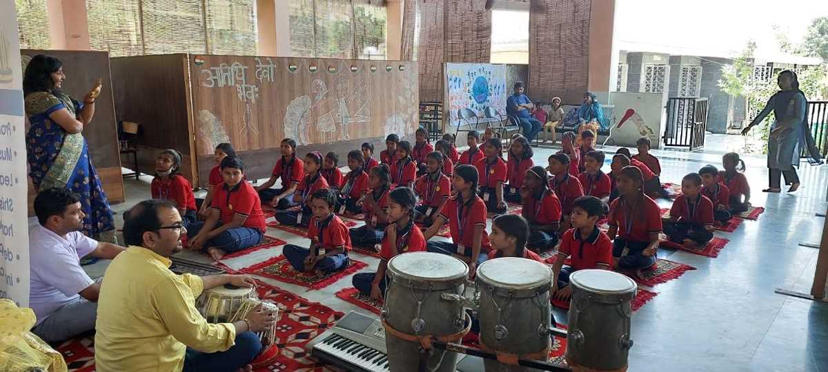 साईं अक्षरधाम पाठशाला में गुरुकुल म्यूजिक फाउंडेशन ने बच्चों को दी संगीत की बारीकियां